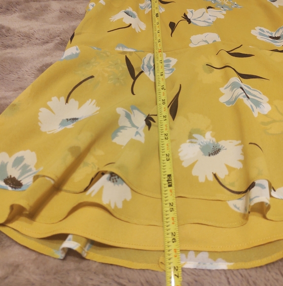 Like New! CAbi Dazzle Sleeveless Floral Yellow Top, Size L - Picture 10 of 12